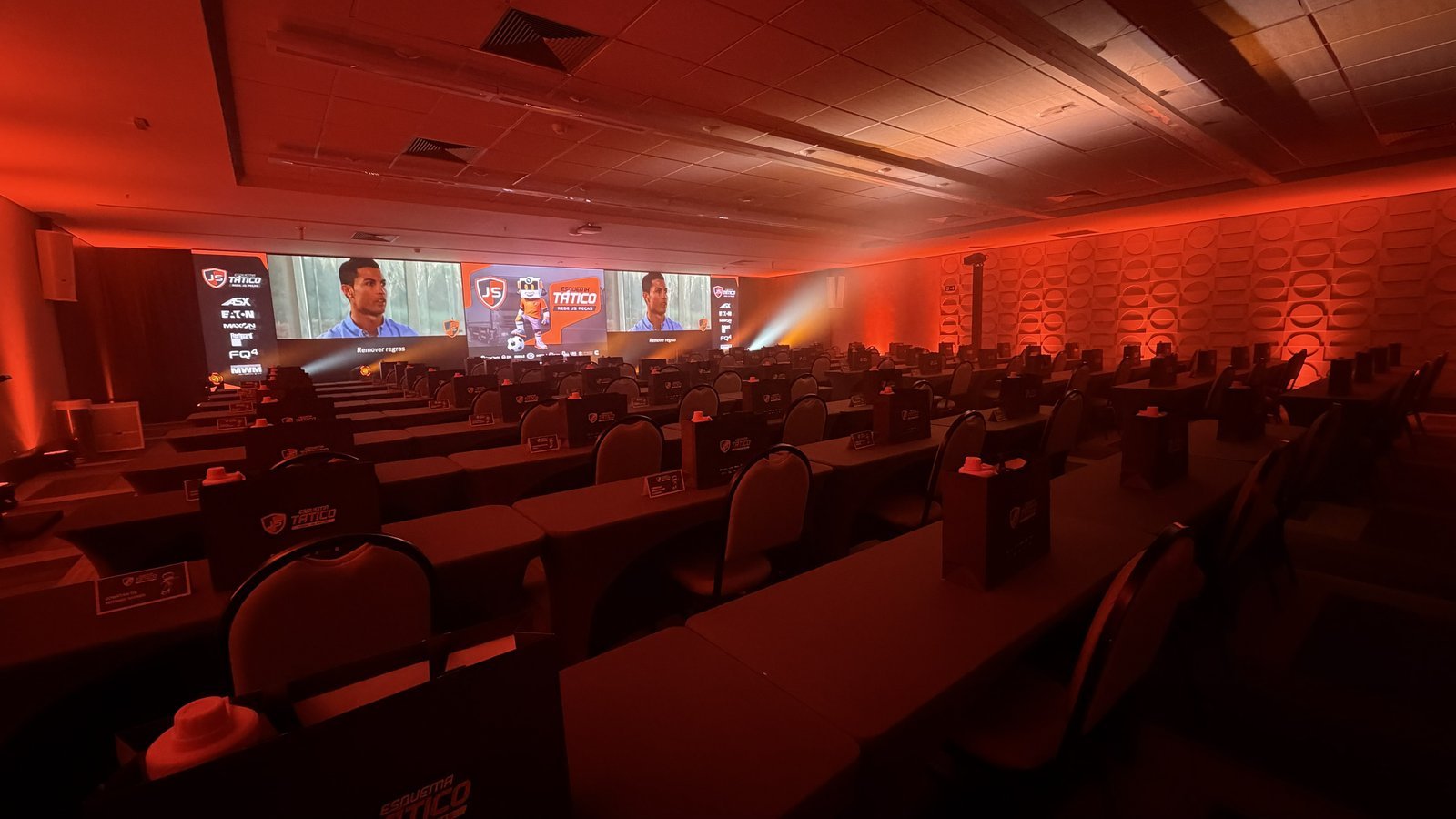 Ambientação cinematográfica com iluminação vermelha