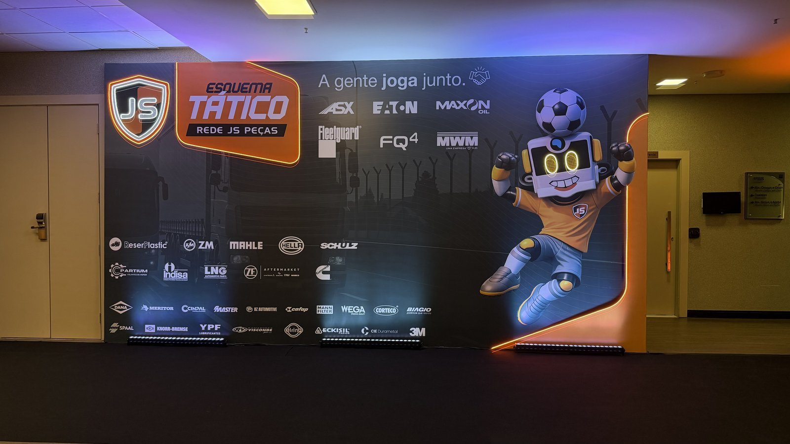 Painel backdrop Esquema Tático com mascote 3D e patrocinadores