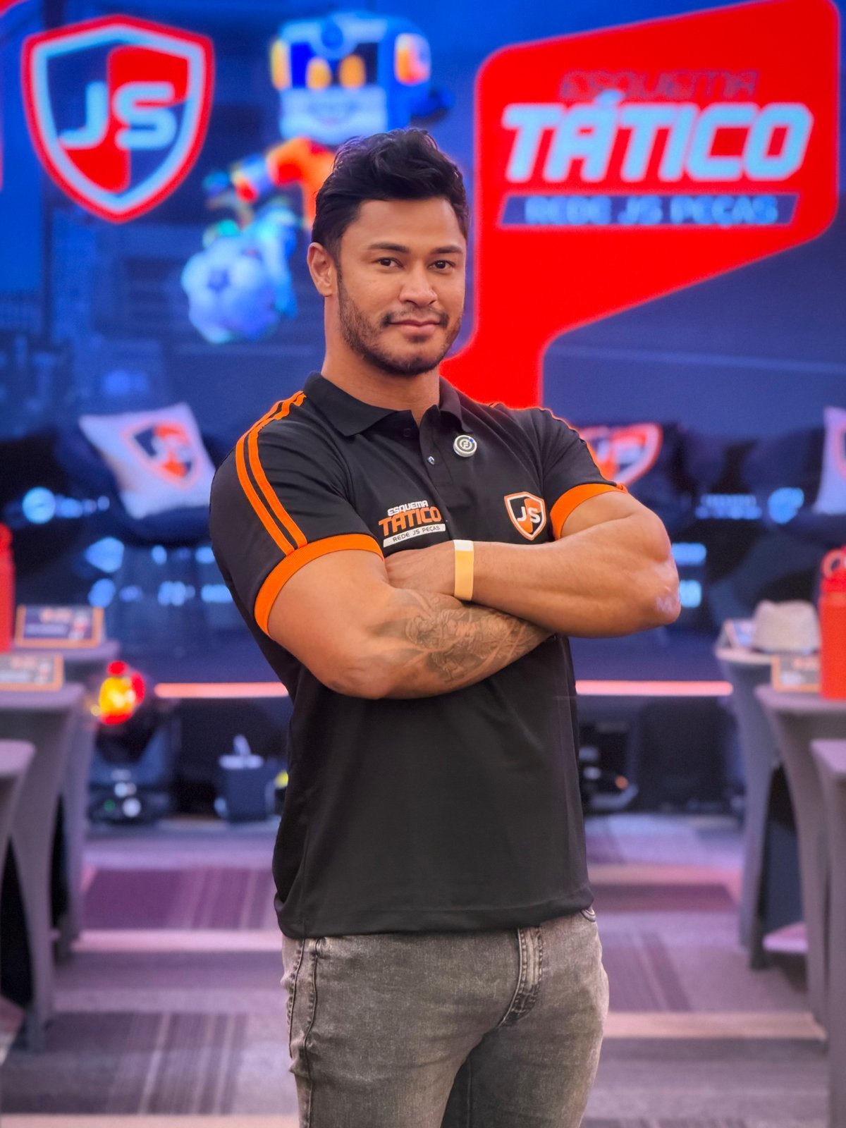 Raysson Ribeiro no palco da Convenção JS Peças