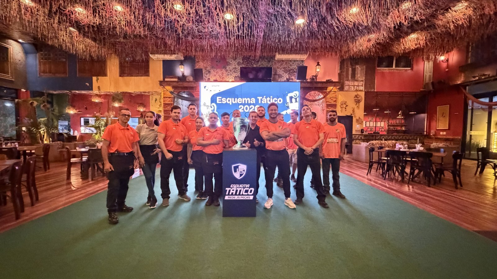 Equipe com troféu Champions League — encerramento temático