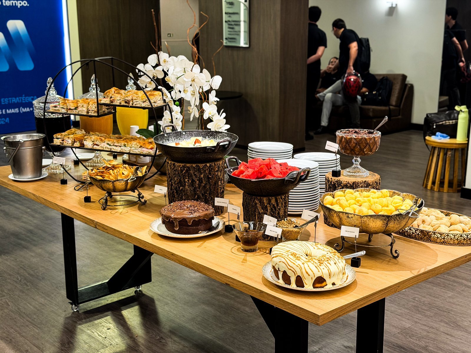 Mesa de coffee break com decoração cuidada