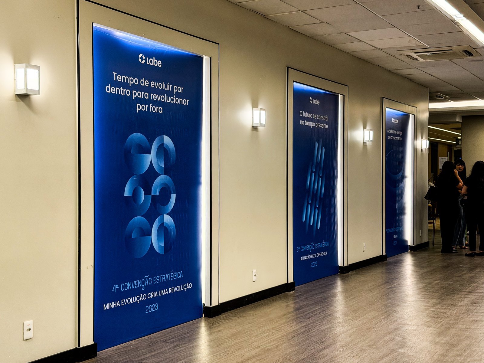 Corredor com banners da 7ª Convenção Estratégica