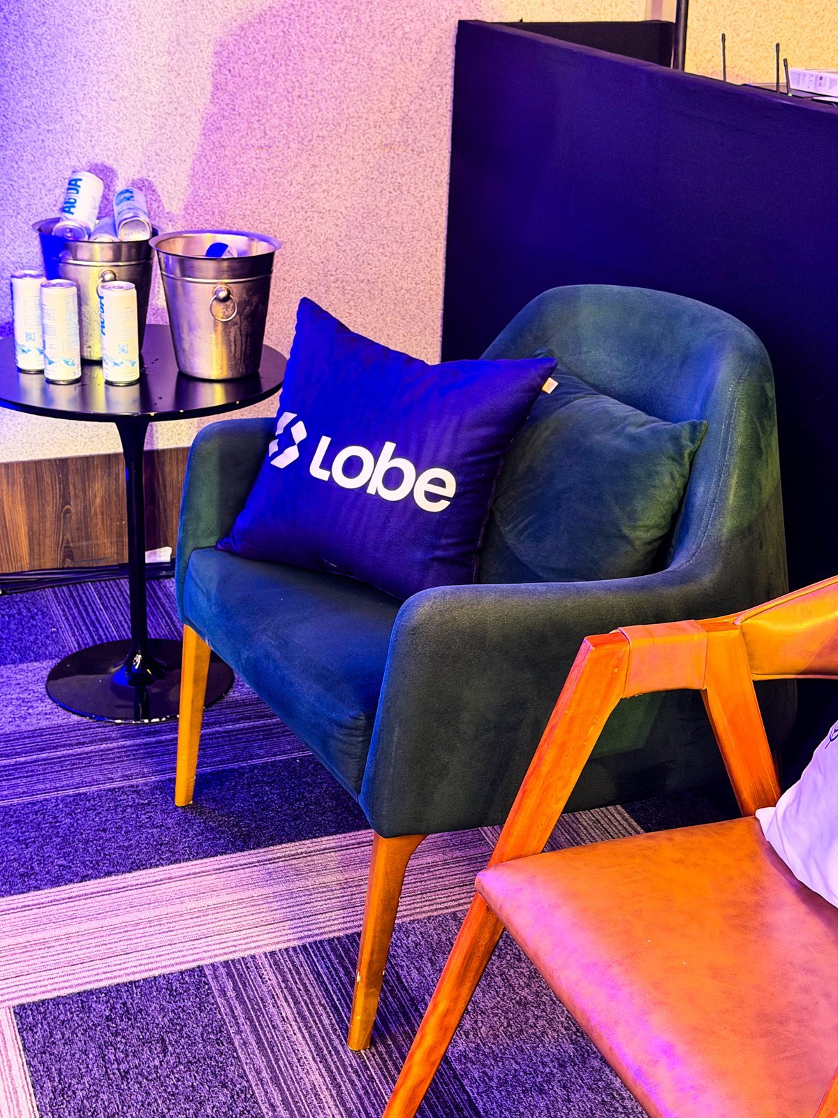 Lounge branded com almofada LOBE e mobiliário