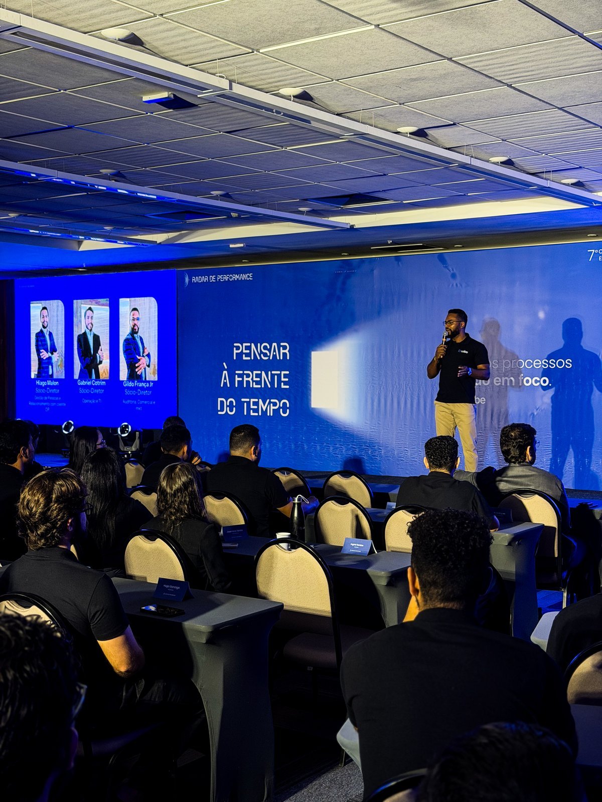 Palco principal com palestrante e painel de LED institucional