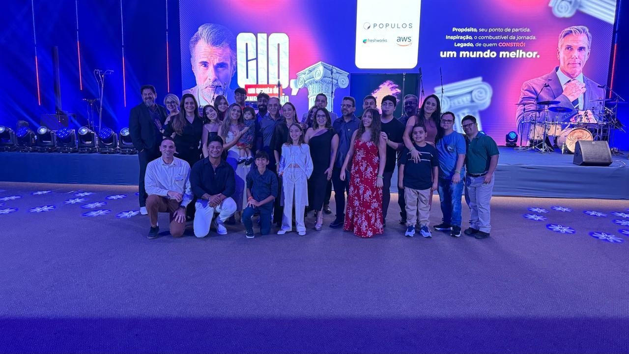 Equipe Raysson e cliente no palco do CIO Experience