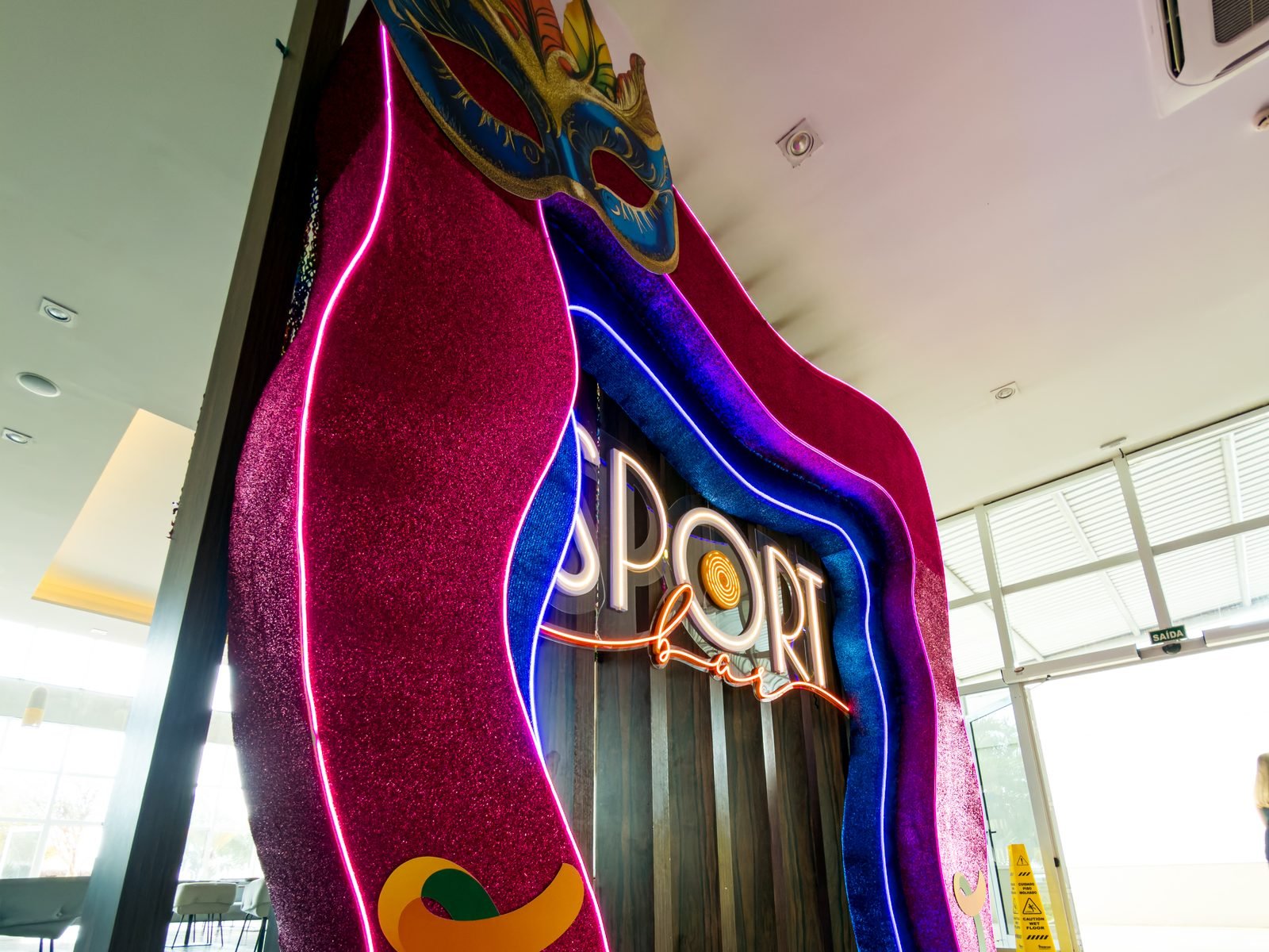 Portal Sport Bar — cortinas glitter e máscara carnavalesca