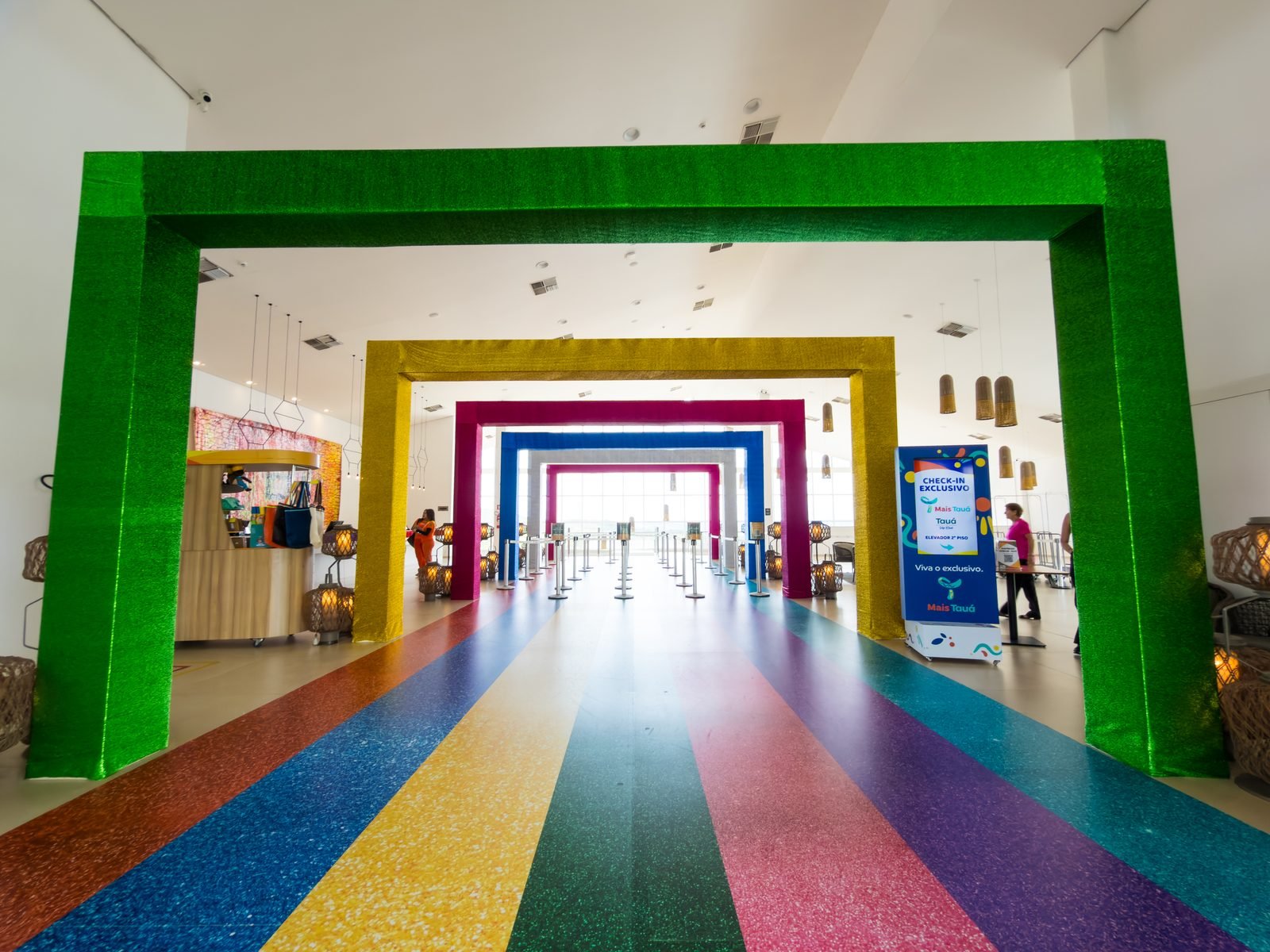 Sequência de pórticos coloridos na recepção