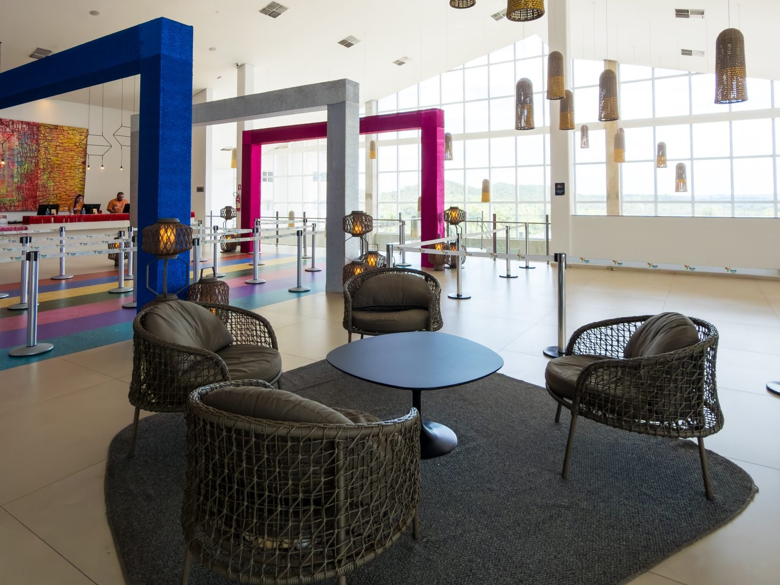 Lounge — estar com pórticos coloridos ao fundo