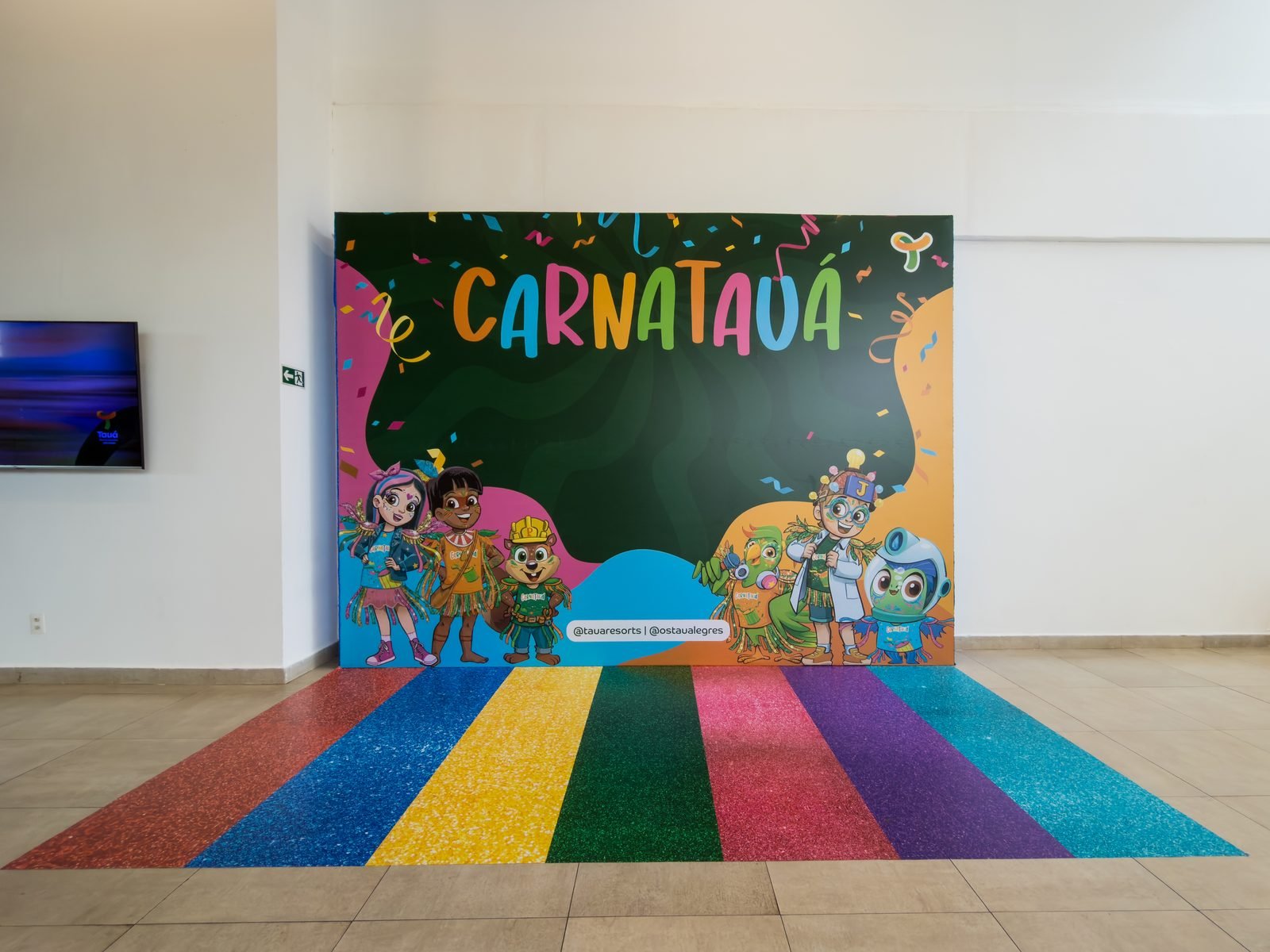 Painel instagramável Carnatauá com personagens do Tauá