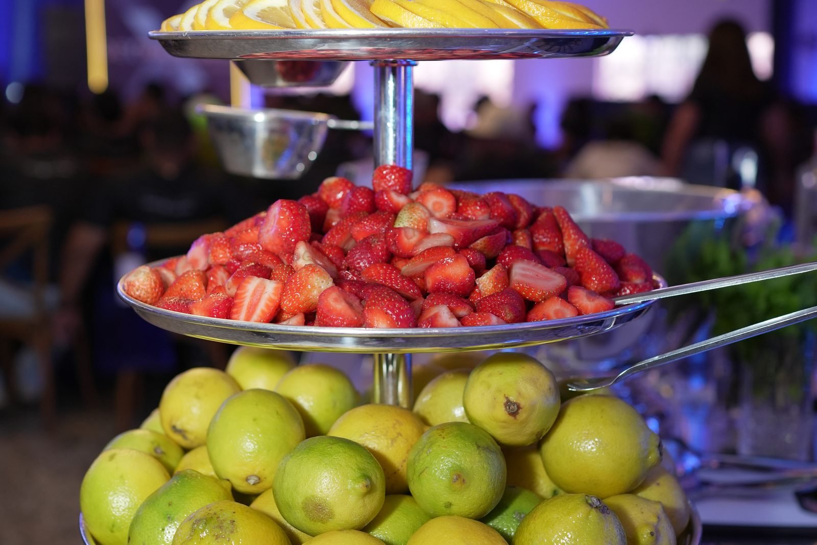 Bar gastronômico — torres de frutas frescas no jantar da convenção