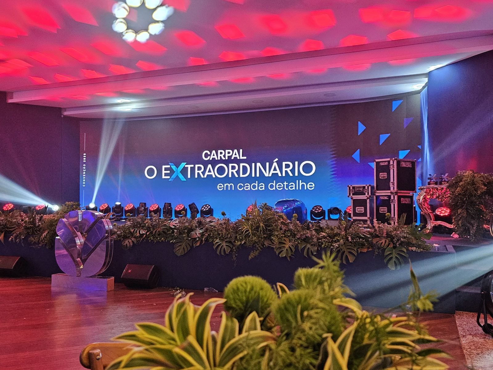 Palco em iluminação cênica azul e vermelho durante o jantar